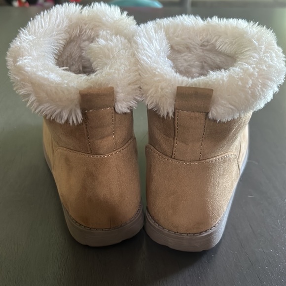 🌖 Cat & Jack size 8 tan faux suede faux fur trimmed ankle boot - Picture 4 of 8